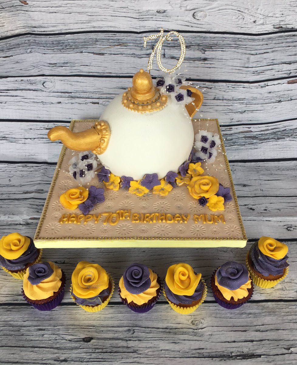 MrBakeyUK's tweet photo. Anybody up for some #royal #tea&amp;cake ?😋 #londoncakes https://t.co/Olj9LeYGiP