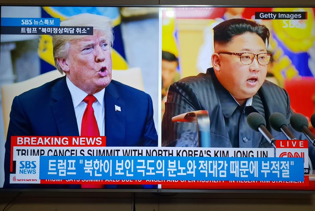 <싱가폴 회담은 취소되었지만>다른 시간 다른 장소에 열릴것이다. 따라서 북미정상회담은 연기된 것으로 봐야한다. 트럼프는 벼랑끝 돌출언행으로 자신의 이익을 극대화하는 전략으로 보인다. 행운의 여신이 함께 하길.