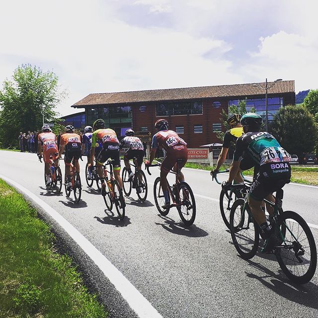 Terredavino's tweet photo. Oggi il @giroditalia è passato davanti a noi #Barolo! Tappa 18 #Giro101 #ViteColte #TerredaVino 🚴🏻♂️🚴🏻♂️🚴🏻♂️ https://t.co/0LwuxiMx1B