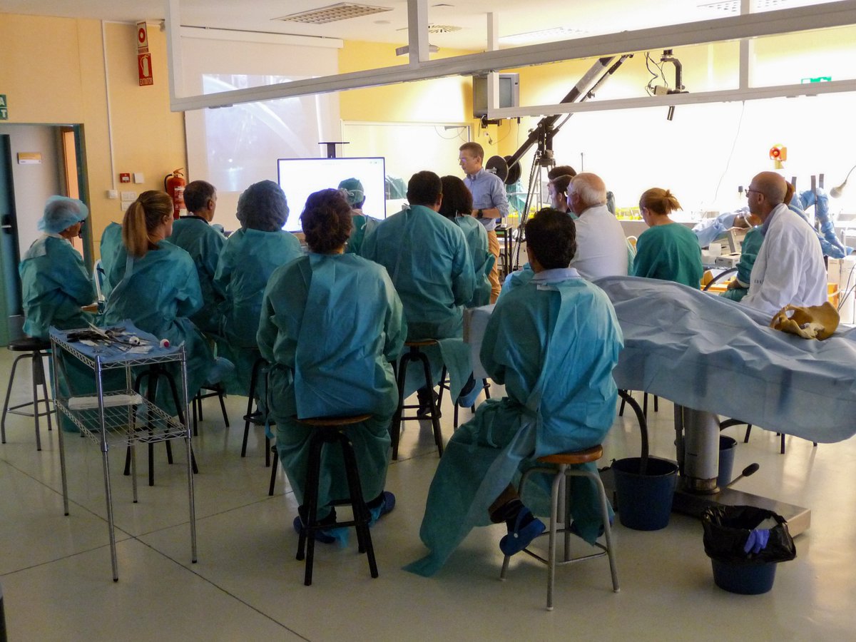 ¡Continuamos! Esta tarde nuestros alumnos han recibido dos charlas de lo más interesante sobre innovaciones en #suturas y #neuromodulación de raíces sacras. 

#mastersuelopelvUMH

#suelopelvico #posgrado #umh #Medicina #Urologia #Ginecologia #Cirugia