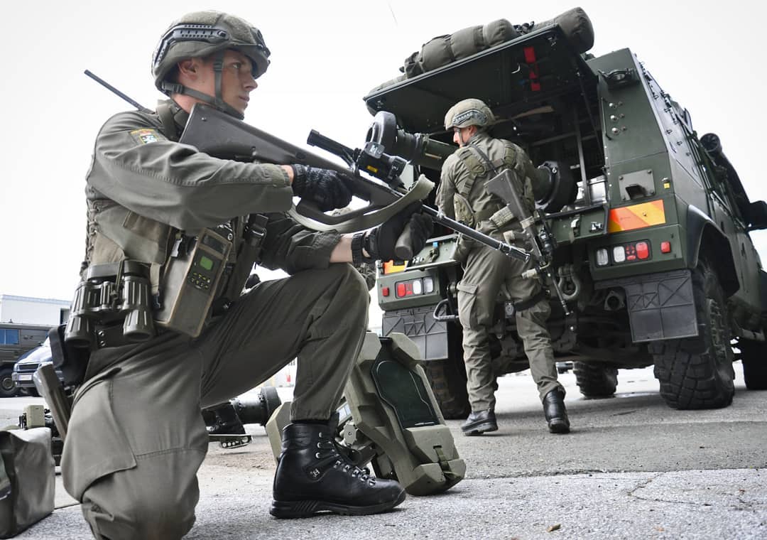 Friedrich_BH's tweet photo. An AT squad of Austrian Army Jägerbataillon 17 unloads a PAL 2000 anti-tank missile from the Iveco LMV "Husar". PAL 2000 anti-tank missile can destroy the armoured target at ranges 2000 meters. #Bundesheer #JgB17 #Husar
Foto: Instagram - https://t.co/F7etfBX7qW https://t.co/trFPgYXUXZ