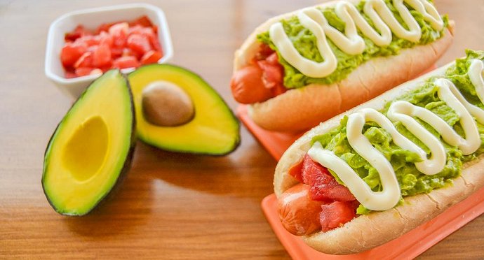 MarcaChile's tweet photo. ¡Celebremos juntos el #DíadelCompleto! 🇨🇱🥑🍅🌭Este contundente y sabroso sándwich se ha vuelto incuestionablemente parte de la gastronomía chilena, te invitamos a conocer algunas de las mejores picadas para disfrutarlos > https://t.co/HA6sCxxgjv https://t.co/6Yy6SUFqsv