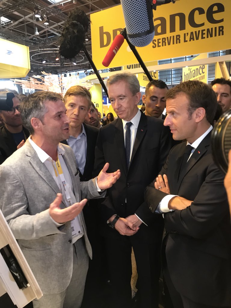 SpoonCreatures's tweet photo. @bilock présentant @SpoonCreatures à @EmmanuelMacron. Merci @LVMH @MoetHennessy @DamGranet #MHlab78 pour ce super stand à @VivaTech ! https://t.co/RnbcX3SkHI