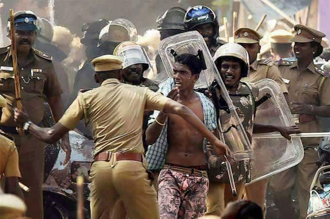 kirubhaskaran's tweet photo. #EncounterEdappadi #SterliteProtest #Thoothukudi one_youngster., vs twenty police https://t.co/zm6sktQlxU