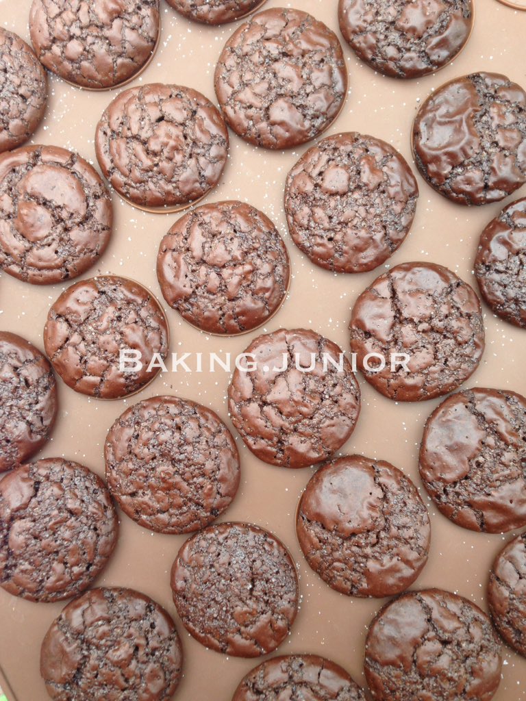 nanajerkk's tweet photo. Salam Ramadhan semua ❤️ seperti yang dah dijanjikan, tadaaaa! Ini adalah thread resepi brownies cookies ✨ Paling top, paling hit, paling daboom, paling ketagih bila makan. RT untuk biskut raya baru, tahun ini! https://t.co/AWOGqpJhF3