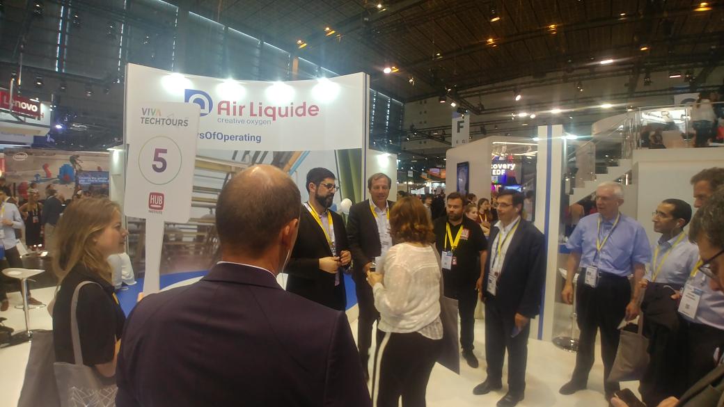 claire_pl1's tweet photo. Rencontre avec @AirLiquideGroup leader mondial des gaz et technologies pour l'industrie et la santé au salon  #vivatech  #executivetours @HUBInstitute @vincent_ducrey https://t.co/pLalpGYOKt
