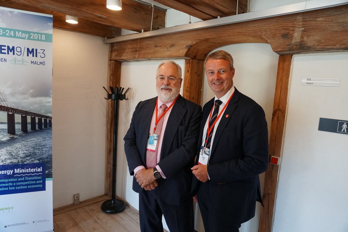 Commitment to #cleanenergy at #CEM9 today. 🇳🇴 Minister <a href="/TSoviknes/">Terje Søviknes (FrP)</a> and 🇪🇺Commissioner <a href="/MAC_europa/">Miguel Arias Cañete</a> were discussing the importance of #CCS in the margins of the meeting.