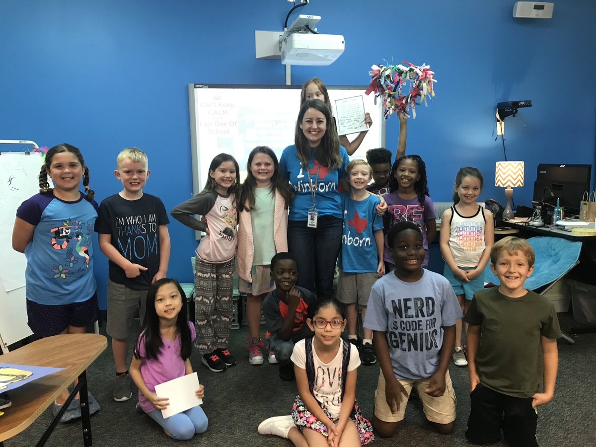 howdymrsshaffer's tweet image. Today we gave away our Kindness Wreath to @MrsDSutherland ! Thank you for showing Kindness in our school! #DWEeagles