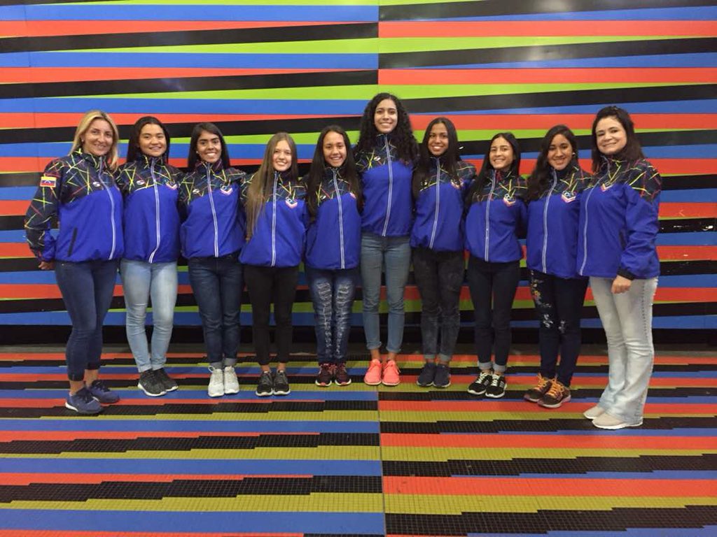 #EnFotos 📸 || Nuestra selección nacional de Natación Artísticas, ya está lista para salir rumbo a Bolivia 🇧🇴 a representarnos en los XI Juegos Suramericanos Cochabamba #VzlaEnCocha2018