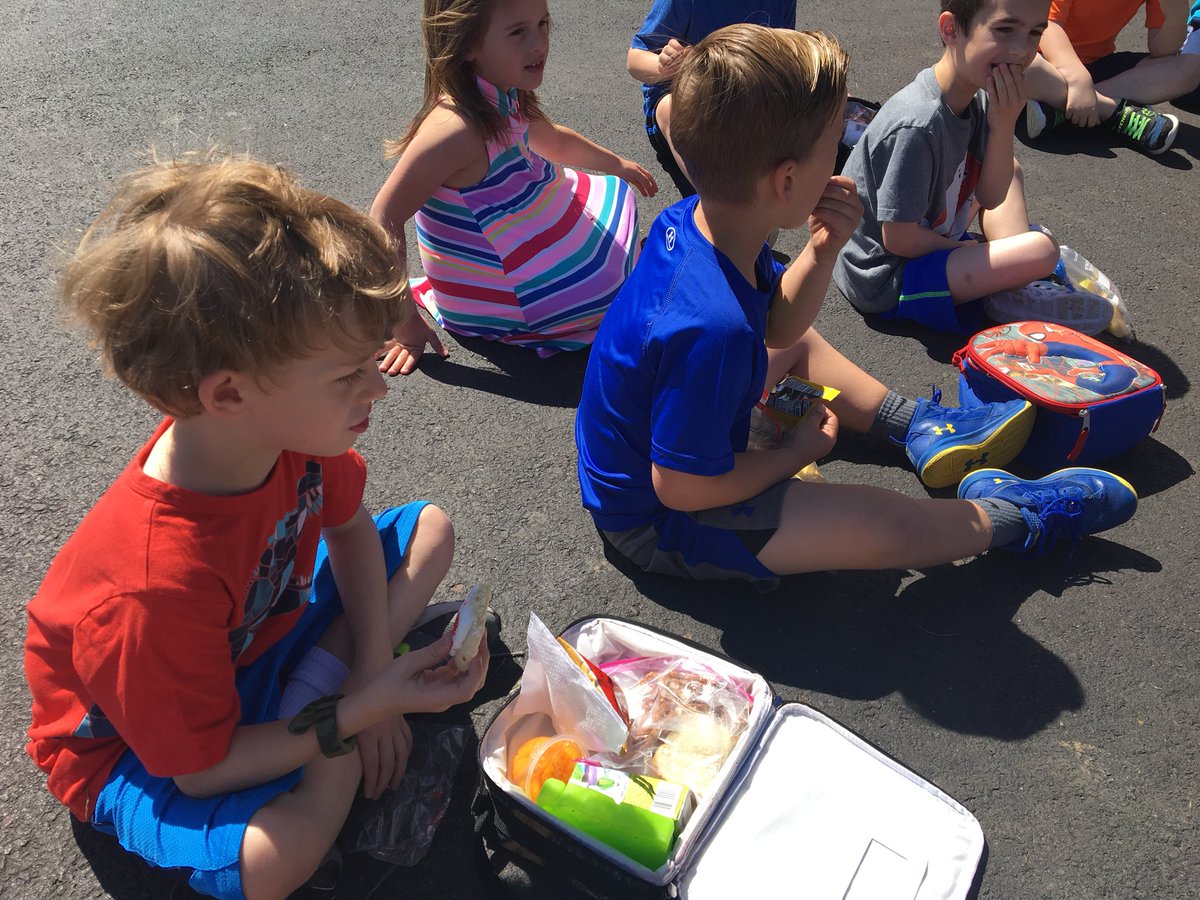 MrsJohnson_McD's tweet photo. Too nice of a day to keep our learning inside! #natureSnacks&Learning #bulldogpride #lastDaysinK @Mc_Donald_ES https://t.co/RDL864dXBe
