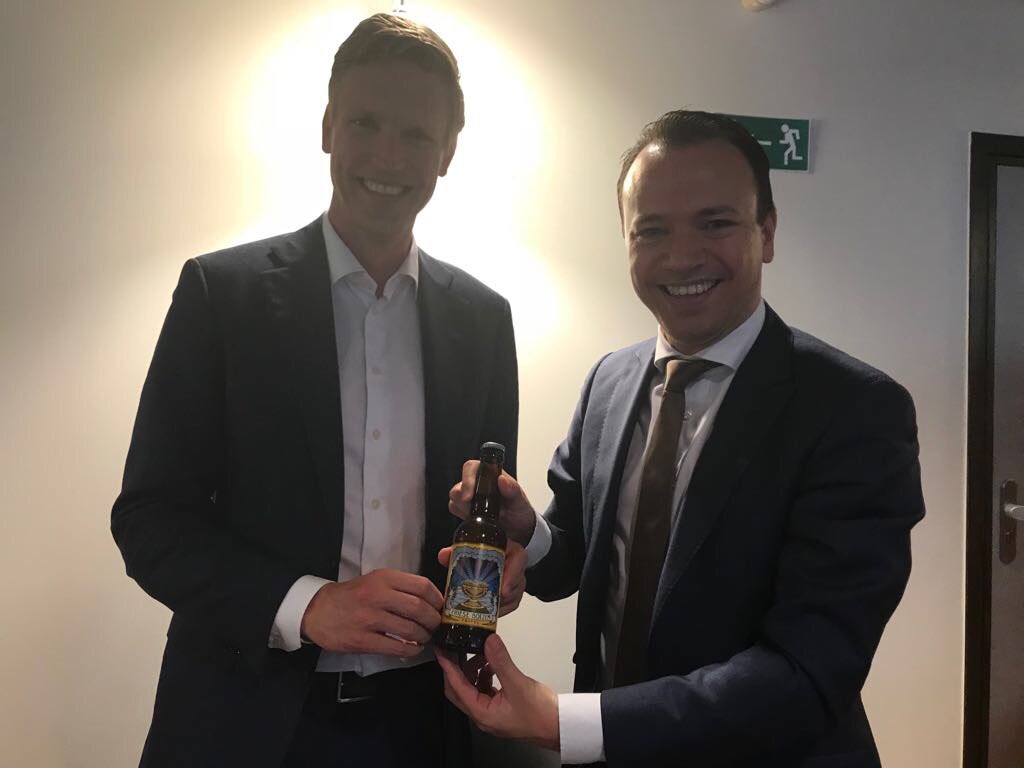 Een volle Brusselse dag met veel gesprekken over circulaire economie,  steun voor het MKB en de landbouw. Het nieuwe regenwater bier, Friese Boezem, van <a href="/gruttepierbier/">Grutte Pier Brouwerij</a> valt uitstekend in de smaak bij oa <a href="/jhuitema/">Jan Huitema</a>. Hij straalt ervan 👍🏻😎