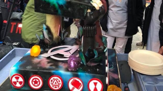 mcuwaititi's tweet photo. OH MY FUCK THE CAKE FROM THE WRAP PARTY FOR AVENGERS 3 AND 4 HAS 4 HANDS WHICH LINES UP WITH WHAT THE RUMOR THAT ONLY 2 OF THE ORIGINAL 6 AVENGERS SURVUVE AND THEY LOOK LIKE BRUCE NAT IRON MAN AND CAP IM NOT OKAY https://t.co/2VGk7qHyqB