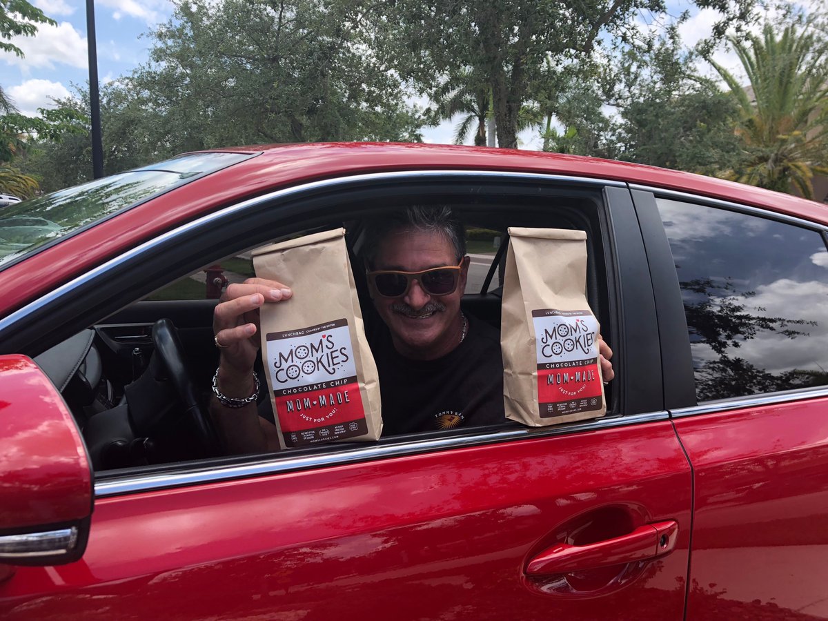 MomsCookies_'s tweet photo. Uber Drivers love Mom's Cookies 🚗🚗🚗🚗 #uberjeff #momscookies #cookiesanduber #uberuber #uber #ubereats #mommade #chocolateinyourcar #cookiesinthecar #momskids #drivingandcookies #eatingcookieswhiledriving #cookiesanddriving #freshbaked #chips https://t.co/ib3Ynxfq7M