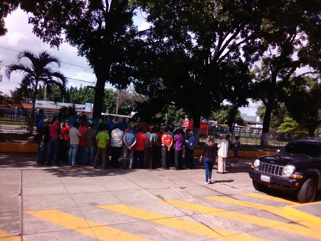 MpptCarabobo's tweet photo. Reunión de Director del MPPT en el Estado Carabobo Lic. Oscar Orsini con gremio transportistas, en la cual se deja claro que las declaraciones del Ciudadano Pedro Rodríguez son falsas #NicolasMaduro @TransporteGobVe #MisionTransporteSomosTodos https://t.co/GQp65Me01D