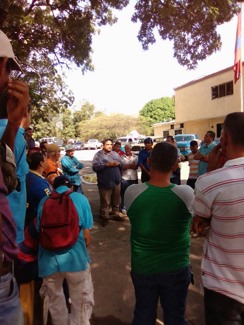 Reunión de Director del MPPT en el Estado Carabobo Lic. Oscar Orsini con gremio transportistas, en la cual se deja claro que las declaraciones del Ciudadano Pedro Rodríguez son falsas #NicolasMaduro @TransporteGobVe #MisionTransporteSomosTodos