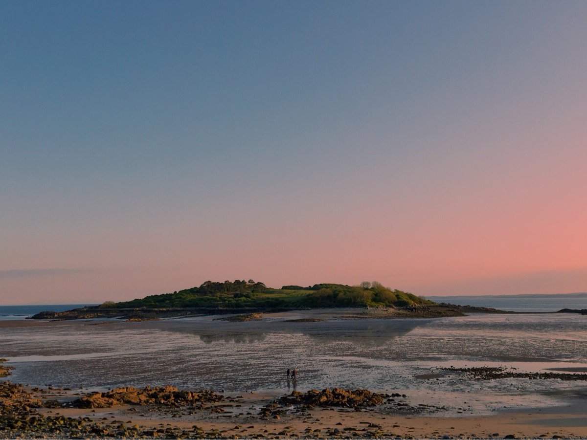 Xplore_Scotland's tweet photo. Island Exploring at Sunset on Carrick Shore 🌞😍🌝 IG 📸 _wandering_theworld 

#scotland #scotlandsbeauty #scotlandtrip #scotlandlover #lovescotland #uk #uk_photooftheday #sunset #sunrise #travel #travelblogger #photography #photooftheday #gopro #bbscotlandpics #scotspirit https://t.co/YHxDTBky0F