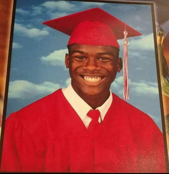 Headline_Wes's tweet photo. Mama Did It😢 #gradSZN #2k18 https://t.co/lSlDm3nFZ7