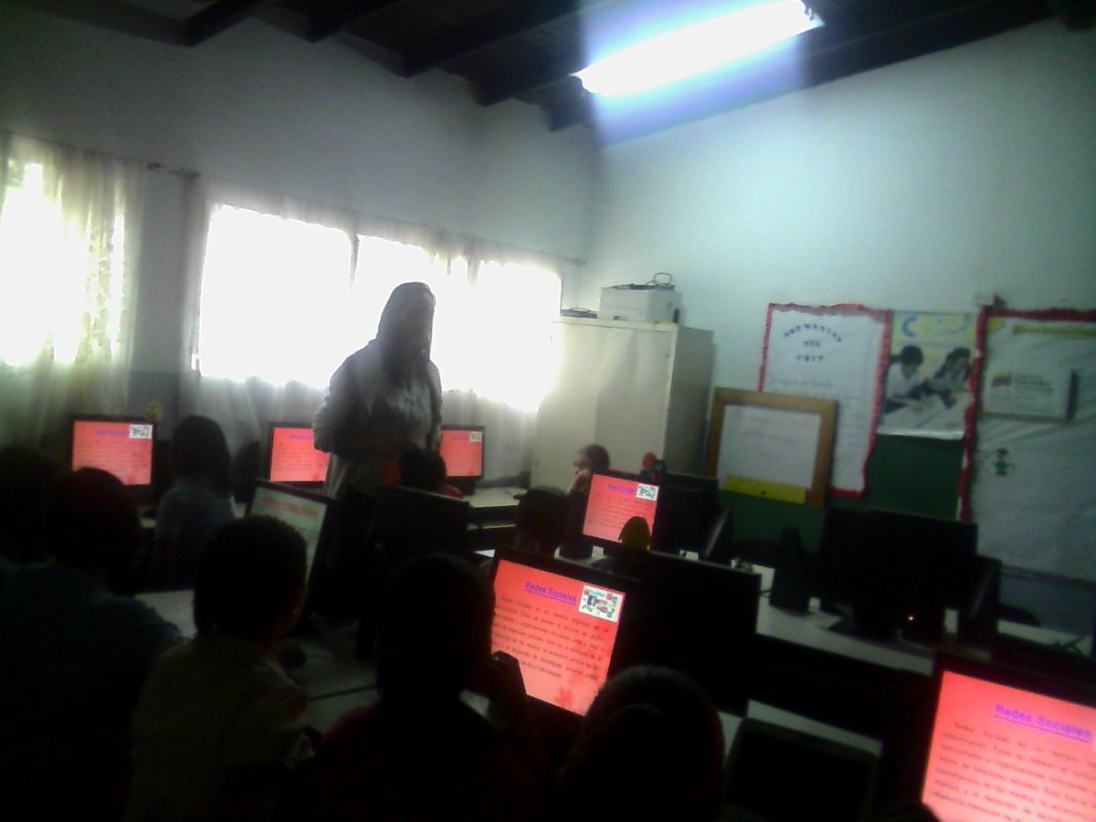 Karinavalerab's tweet photo. Charla con los estudiantes de la organizaciones estudiantiles y madres procesadoras sobre las REDES SOCIALES https://t.co/x2EsKhdAeR