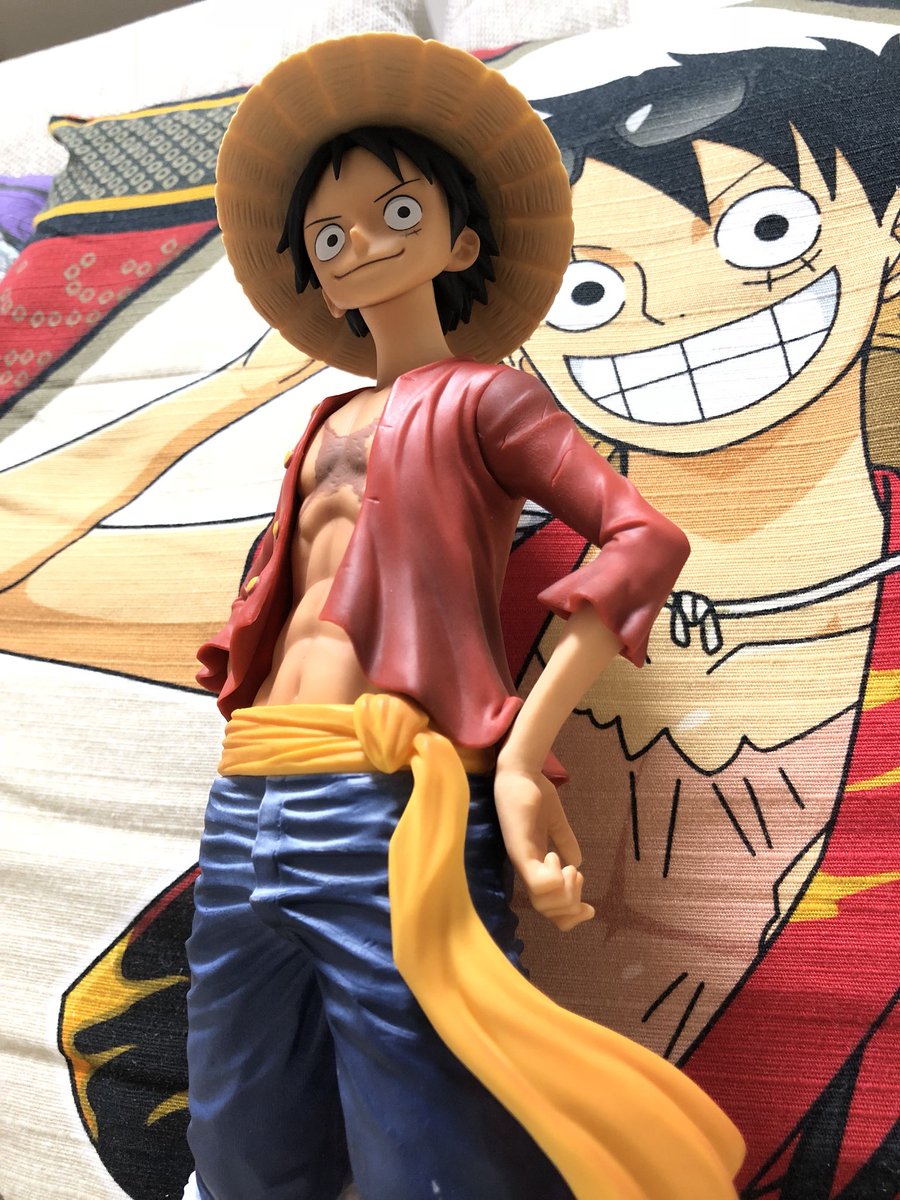 Pari Bentham Reunion パリっとonepiece Grandista ルフィ 正面撮影 本物が漫画の世界から飛び出してきたのではと思ってしまう 表情がまさにルフィ さらに 麦わら帽子の再現度が細かいのと ジーパンのシワ再現度と汚れの付け方 とってもリアル