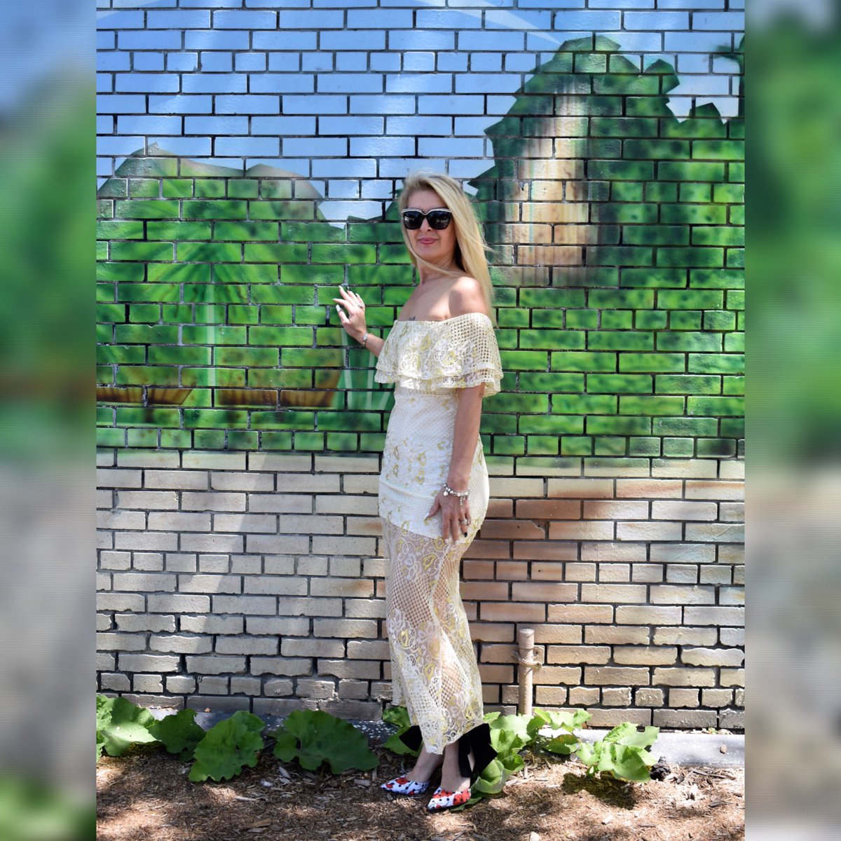 Walking on Queen Street, you’re bound to find beautiful art work. 

#QueenStreetWest #lovethiscity #thesix #NakedBodyzFashion #torontoboutique #torontofashion #beedaring #dresses #gowns #formal #cocktail #party #torontodressboutique #oneofakind