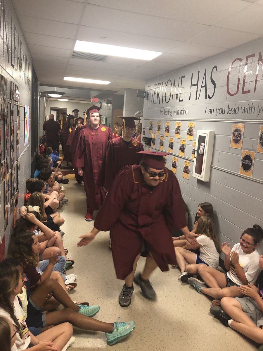 chandra_dixon's tweet image. Cooper seniors loved going to Longbranch and hearing the cheers for them!  #ClassOf2018 @RCHS_Jaguars @dr_poe