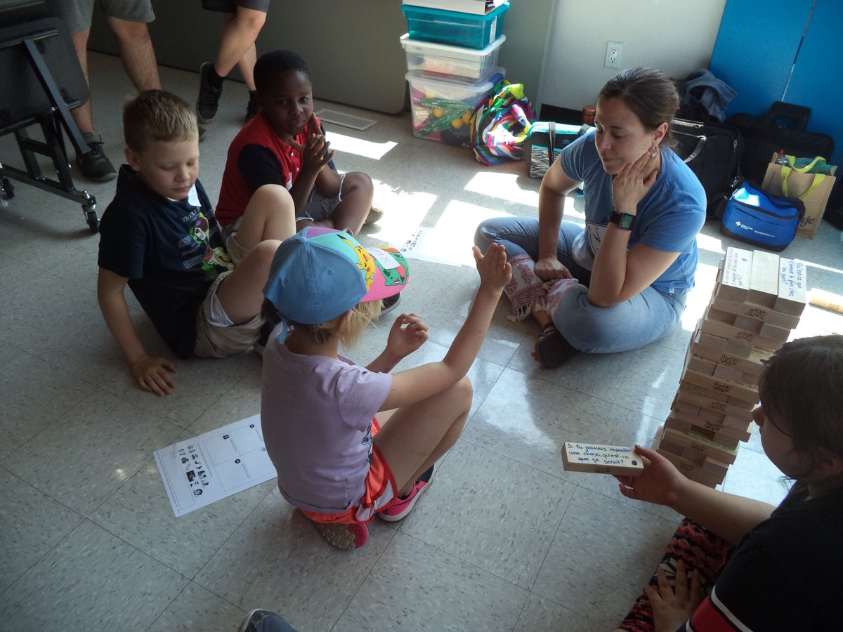 L'équipe du Projet Espoir est venue à l'école Sans-Frontières pour nous offrir sa Foire de la santé.  Tous les élèves ont participé avec entrain aux ateliers visant à prendre soin de sa santé mentale. Merci au Projet Espoir pour la belle journée!