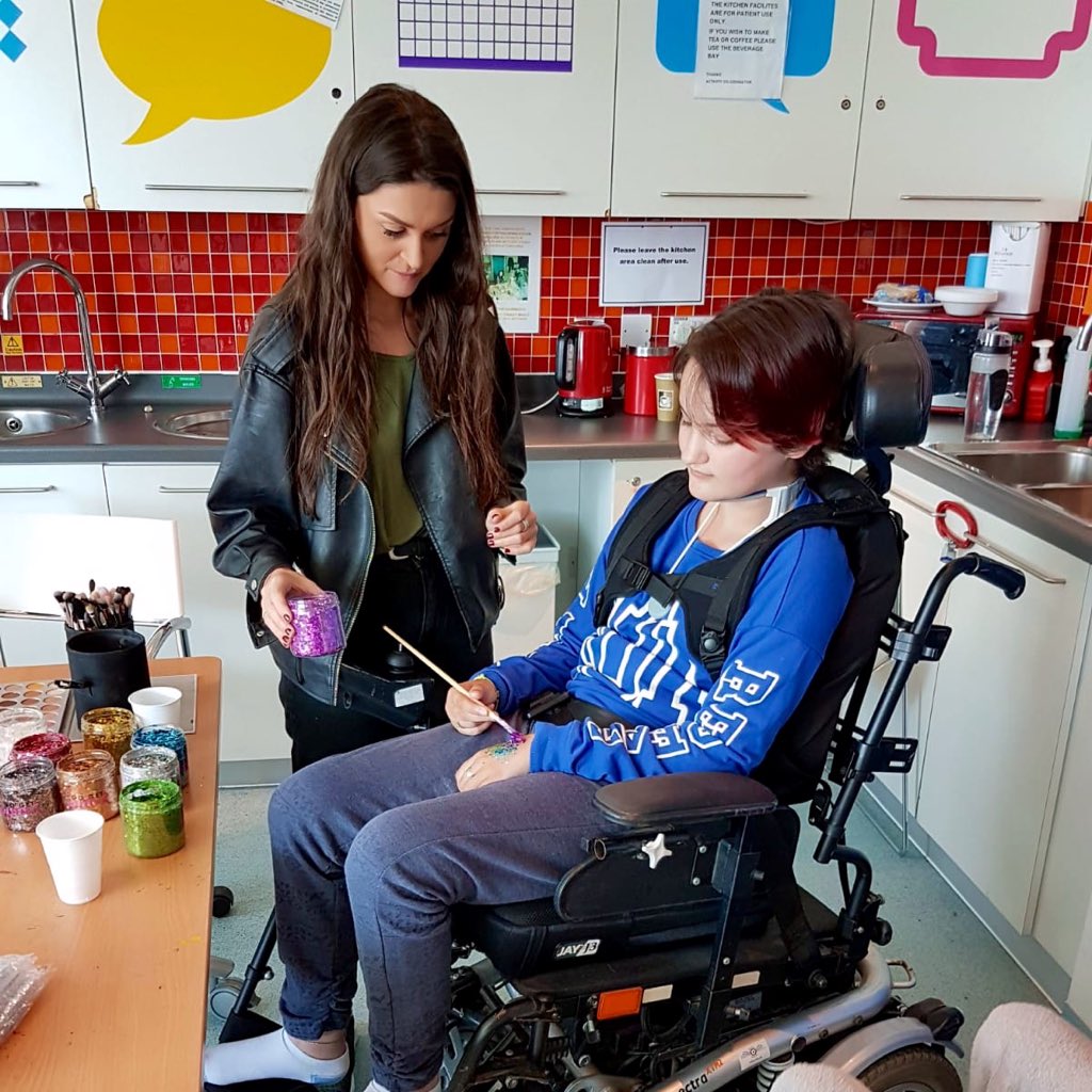 BrightFuturesUK's tweet photo. A big thank you to @gogetglitter for running this great glitter workshop. It left everyone with a real glow on their faces, and the ward rather messy 😅

#Glitter #Workshop #MentalHealth #Illness #BFUK https://t.co/f8gds7NaKA