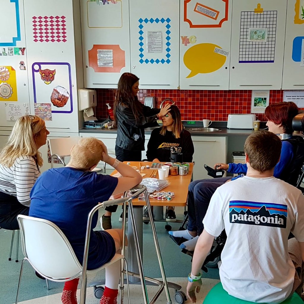 BrightFuturesUK's tweet photo. A big thank you to @gogetglitter for running this great glitter workshop. It left everyone with a real glow on their faces, and the ward rather messy 😅

#Glitter #Workshop #MentalHealth #Illness #BFUK https://t.co/f8gds7NaKA