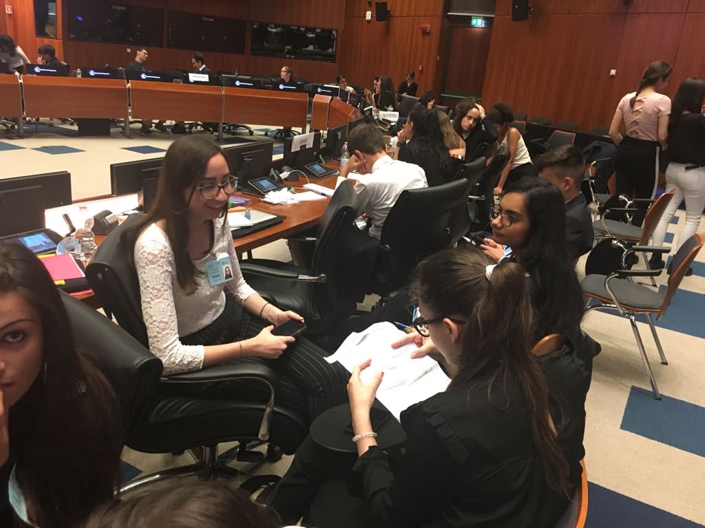 2018_gamun's tweet photo. Fine della sessione per la commissione #FAO🇩🇪🤩
 #thirdday #GAMUN2018 #germany #GlobalActionItaly #diplomacyeducation  #WFP #internationalrelation @globalactionita @GermaniaItalia @Ambtedesco https://t.co/5zq1jL2WzD