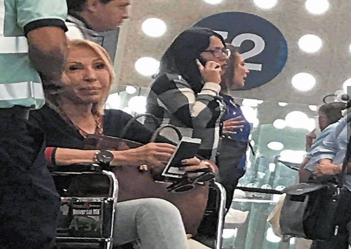 controlvacilon's tweet image. Fotografiaron a Laura Bozzo en silla de ruedas 😲😰
Laura Bozzo viajaría a Perú para presentar su libro autobiográfico "Más allá del infierno" ¿QUE TENDRÁ LA MUJER QUE ESTA EN SILLA DE RUEDA ?