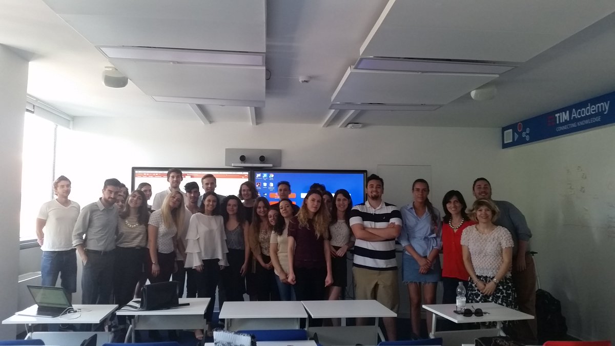 TIM_Enterprise's tweet photo. Oggi gli studenti internazionali del corso in "Knowledge Management in the Digital Age" dell'@UnivRoma3 hanno presentato modelli #Cloud applicati a nuove idee presso la TIM Academy.
#TIMDataCenter https://t.co/U8912GltYy