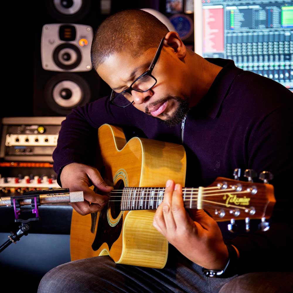 Aston_Mics's tweet photo. Troy (@FunkySillohuett) is a US musician producer and Musical Director for some of the biggest names in the business. Based permanently in the UK now for the last 15 years, Troy has played with and produced the likes of Justin Timberlake and Anastacia https://t.co/kLmjtmXOha https://t.co/KyAwBHAubw