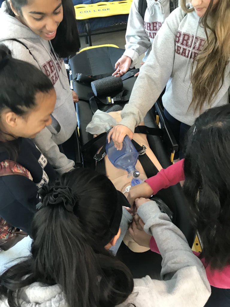 SgroiAudrey's tweet photo. Experiential learning with Paramedic Kelly. Brebeuf proud. #StrongWomen #pathways #ExperientialLearning @ginvin25 @jfantinato @TCDSB @CentennialEDU https://t.co/iujoNicOwK