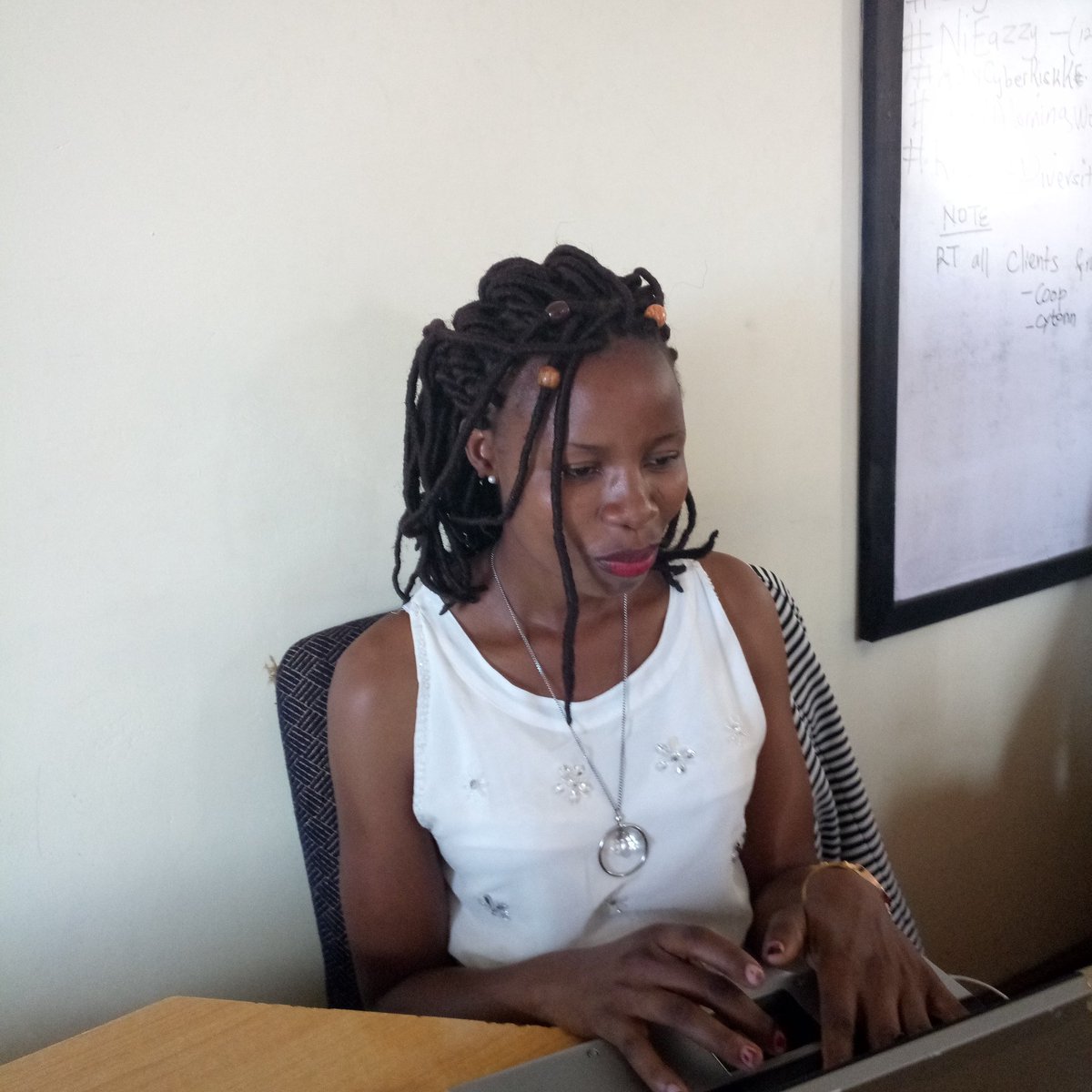 Business254_'s tweet image. What is your data story? #MyDataStory always begins at 5am, every week day. Waking up, going through emails, reply to some WhatsApp messages before visiting the &quot;frog&apos;s&apos; kingdom (the bathroom).