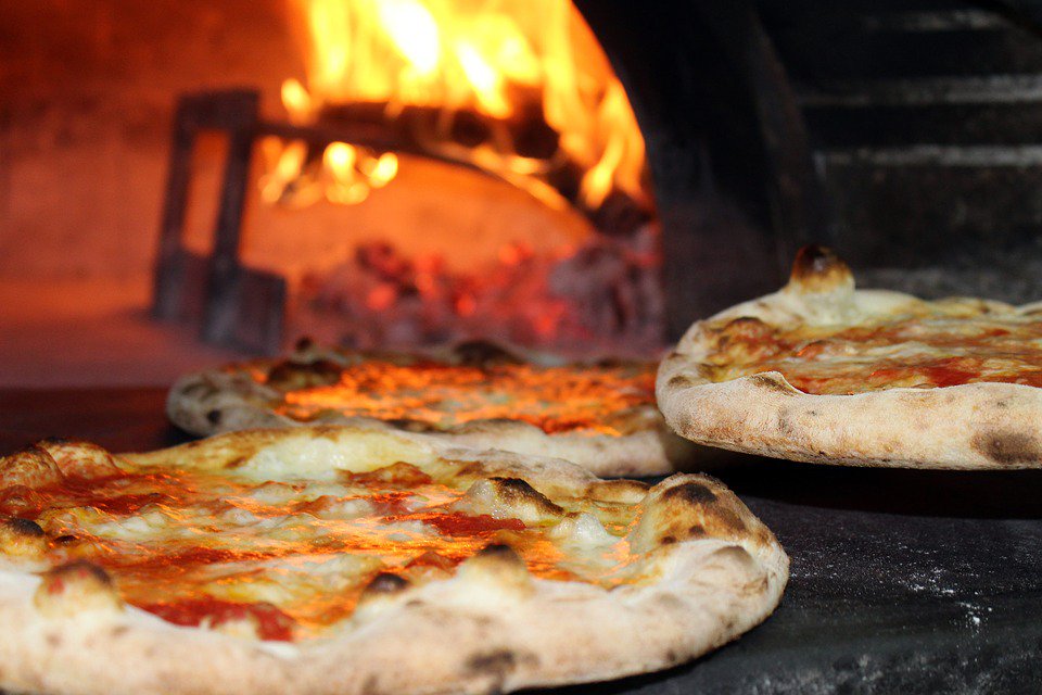 ToadsMill's tweet photo. It's nearly time for our first Village Pizza Night. We're taking the #ToadsMillKitchen horse box to Eckington Recreation Centre in #Worcestershire tonight. We'll be cooking delicious wood-fired pizzas from 5.30-8pm. See you there! #pizza #foodie https://t.co/WksG1PP1M7