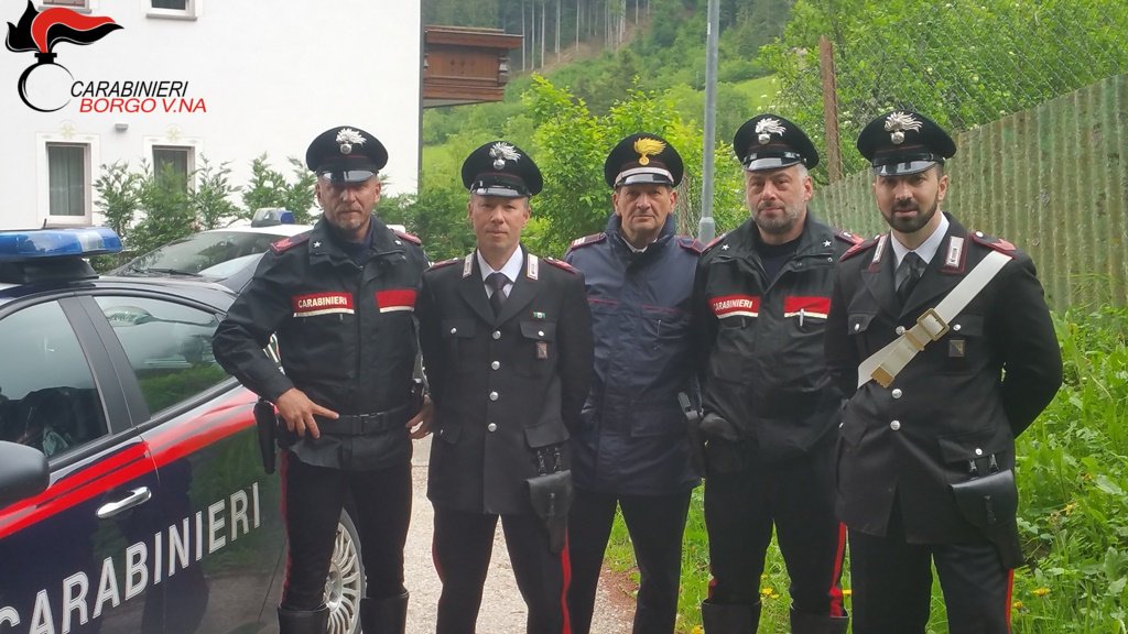 TgrRaiTrentino's tweet photo. Salvato da una lunga telefonata con un #carabiniere. I militari di Borgo #Valsugana hanno soccorso un uomo nel lago delle Piazze a #Bedollo. Si sono tuffati da un costone per portarlo a riva. Prima di gettarsi il settantenne aveva chiamato l'112 parlando della sua sofferenza. https://t.co/BqYEnOI4Tn
