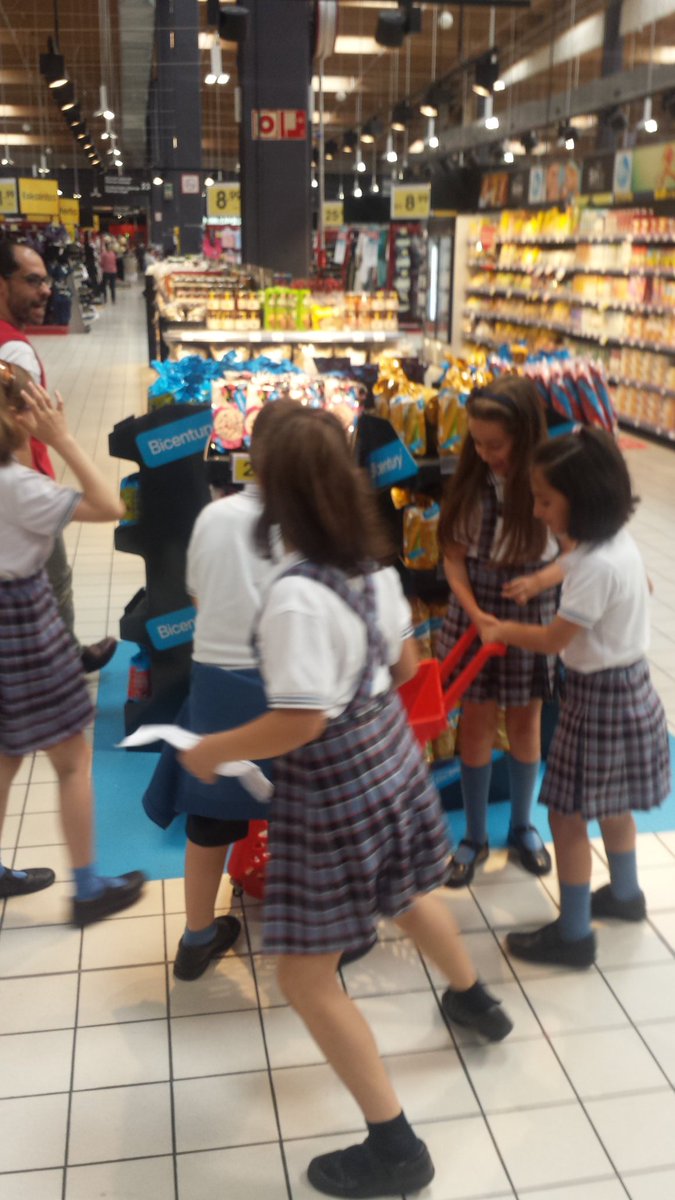 Kara3Z1's tweet photo. Goiz zoragarria igaro dugu supermerkatuan. Erosketa egin dugu eta hamaiketako osasungarria eman digute. Bikaina izan da! Eskerrik asko Ballontiko @EROSKI ko langileei! #Z1KARA #elikadura https://t.co/m1weZCnUyK