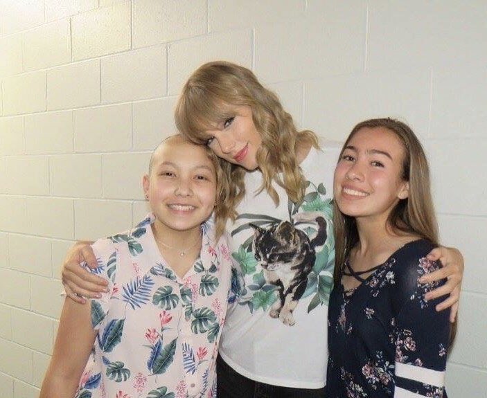 tp_musical's tweet photo. Taylor Swift le dio una sorpresa a una fanática de 13 años de edad que mantiene una batalla contra el cáncer; después de visitarla, Taylor le dio boletos para su tour.

#RadioTopMusical https://t.co/iyEckZIX4K