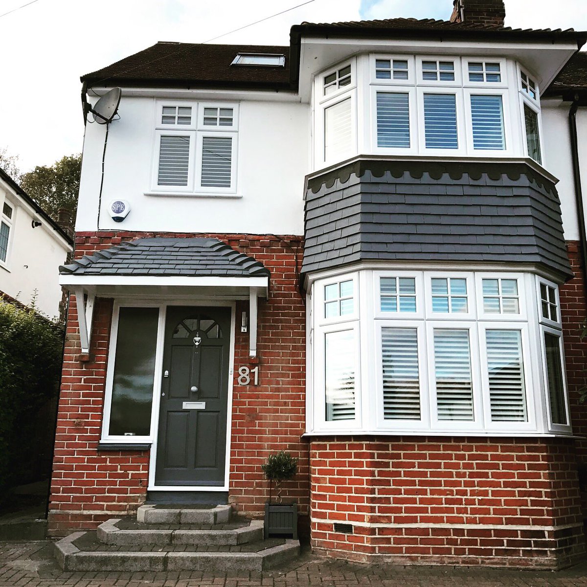 Sagewindowsuk's tweet photo. Another successful and happy client! Look how sleek grey looks?! 😍🔘 #homedecor #homeconstruction #homerenovation #homeimprovement https://t.co/jkIMVPF98m