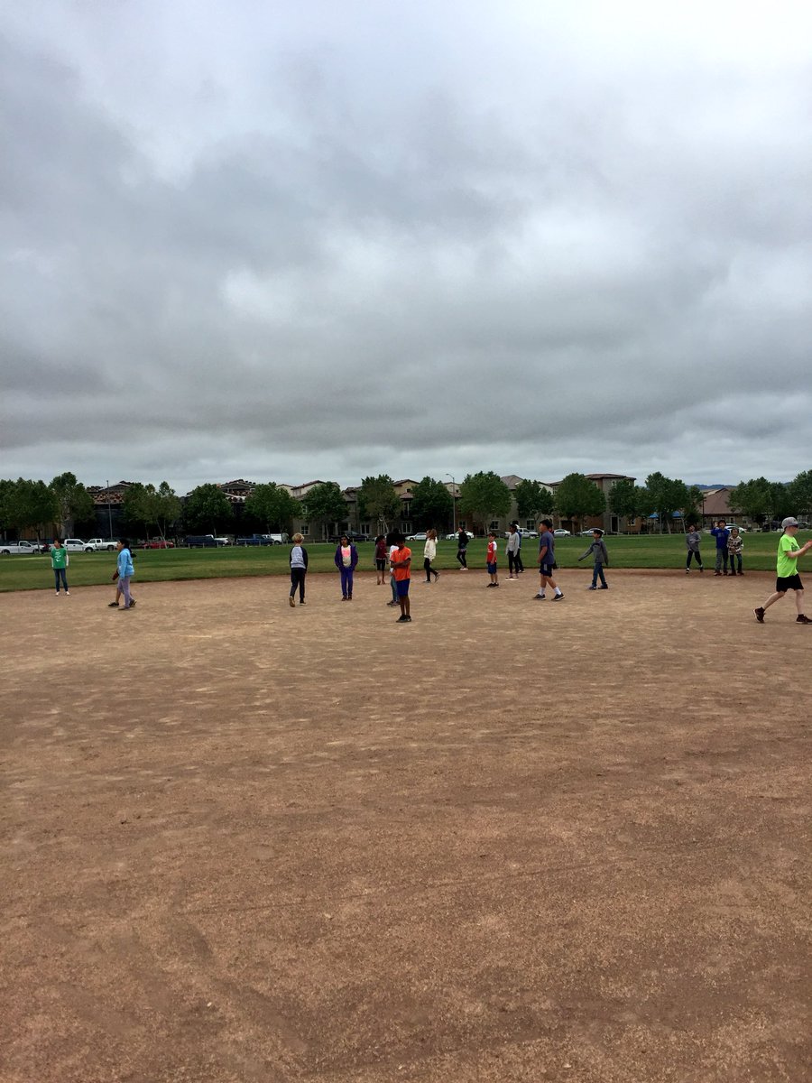 ClassroomLeMay's tweet photo. 5th Grade Vs. Teacher Kickball Game  ❤️ @QRES_Explorers https://t.co/LDDcDmagNv