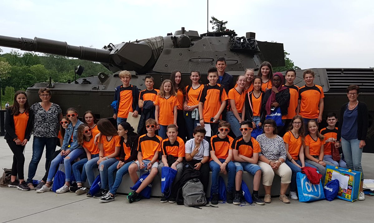 TechnasiumGHC's tweet photo. Onze finalisten en hun trotse begeleiders, wat een geweldige dag! @Eurekacup @NMMSoesterberg @MijnGHC @Technasium @StichtingLVO https://t.co/EwrzU4ei45