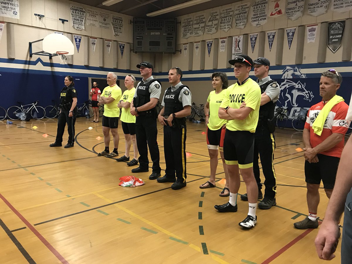ChristinePopiel's tweet photo. @LGT_CSF @CSViamonde Les policiers qui assurent notre sécurité sur la route en Ontario durant notre trajet de Penetanguishene jusqu’à Toronto! Quatre officiers pédalent avec nous!!  En forme!!! https://t.co/bwzlPT8b14