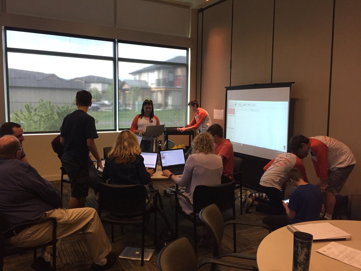 verenanz's tweet image. HS Students teaching teachers about coding &amp;amp; digital literacies #rvsed #edtechbootcamp #GO_gn @GOGN_OER  @leohavemann