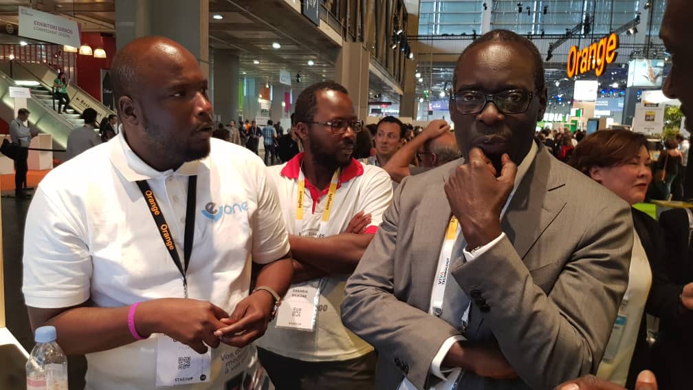 orangestartupst's tweet photo. Visite des stands des #startup à @VivaTech par Mr @AliouneNdiaye_ Directeur de Orange Afrique et Moyen Orient.
@GroupeSonatel #kebetu #Sonatel #orangestartup #Orange #Paris #Senegal https://t.co/NskAo9F2xz