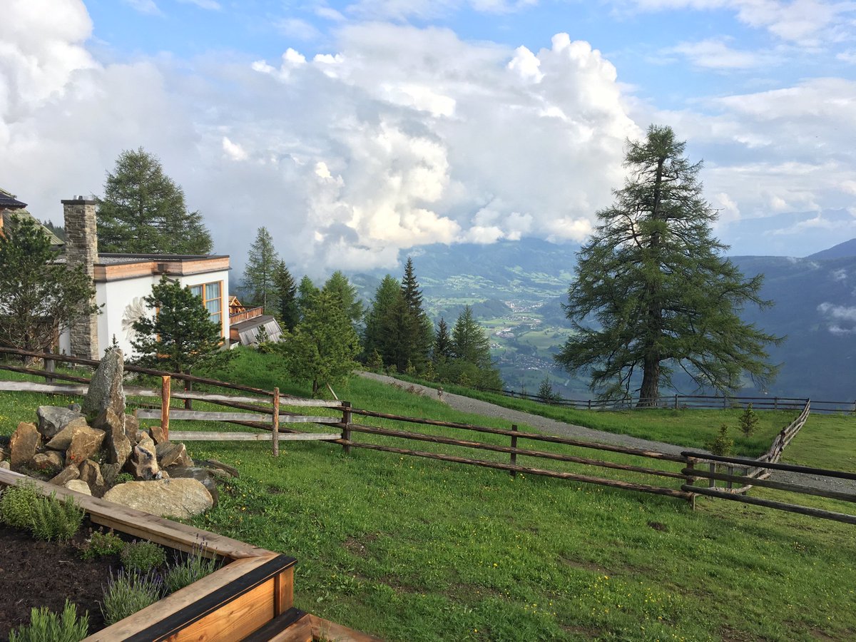 Almcamp's tweet photo. Weitblick auf 1600m. Typisch #almcamp halt. #alm18 Wer spontan ist, kann gerne noch vorbeikommen https://t.co/iMDuwOiO5a
