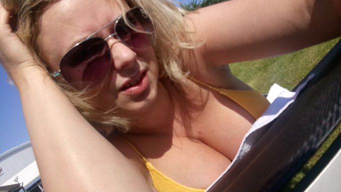 Chill by the pool after my workout ☺ subscribe to my onlyfans page for my naughtier angles 👌 😉 link in<a href="/tag/newprofilepic"class="tags"><span>#newprofilepic</span></a>