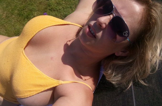 Chill by the pool after my workout ☺ subscribe to my onlyfans page for my naughtier angles 👌 😉 link in<a href="/tag/newprofilepic"class="tags"><span>#newprofilepic</span></a>