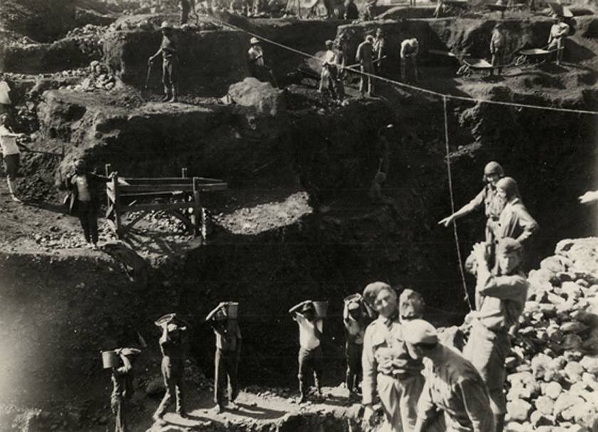 AlohaWanderwell's tweet photo. Aloha & Miki talking with expedition members trying there hand at bring up a diamond or 2 at diamond mine in North Cape of South Africa. This pot hole mine has had 50,000 pounds of dirt hauled out for mining.1927
#AlohaWanderwell
#QueenofAdventure
#WanderwellAdventures
#Heroine https://t.co/QoAEPGk5bN