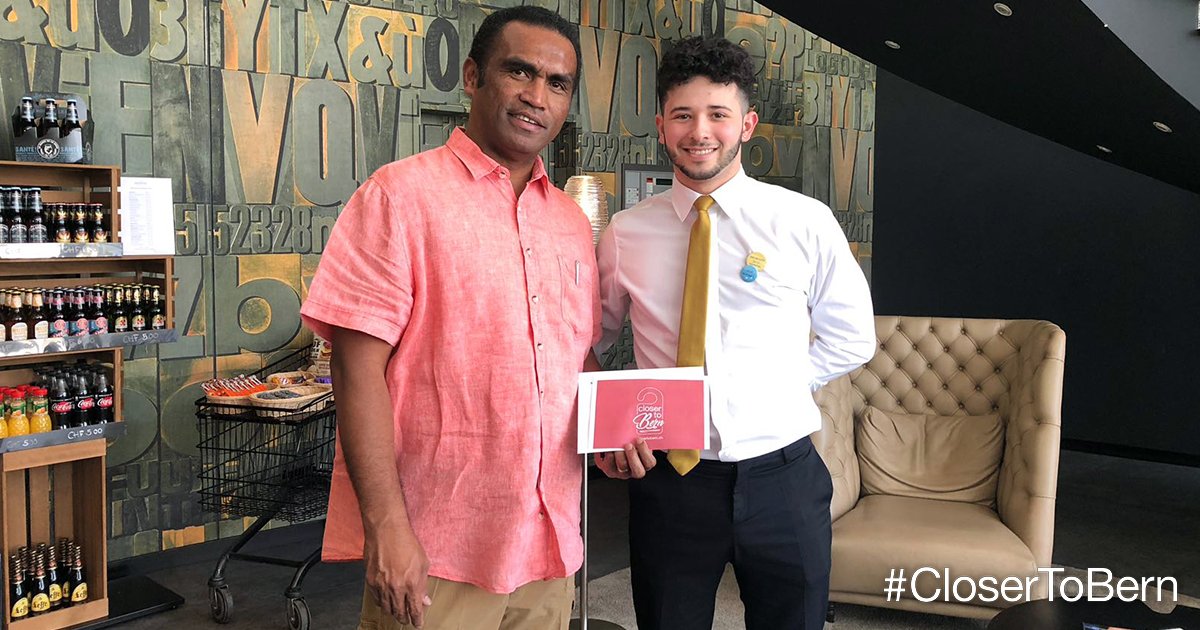 🎉Der Gutschein passt gut zu ihm🎉 Temo Waqauivalu aus Genf gehört zu den glücklichen Direktbuchern, die mit einem Gratisnacht-Gutschein des Novotel Bern Expo beschenkt wurden.✅📞🌐📧👥 Direkt buchen &amp; jubeln: closertobern.ch | #BERNHotels #CloserToBern @NovotelBernExpo