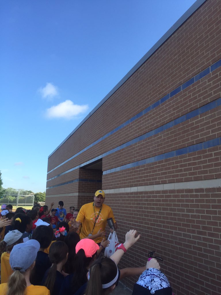 DiagHoward's tweet photo. Field Day fun 2018! #OCT4U https://t.co/o8ijKiLyzw